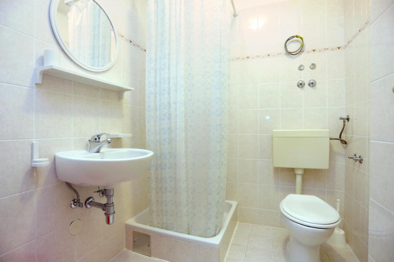 Family Friendly Seaside Apartments Razanj, Rogoznica - 10373 Екстериор снимка